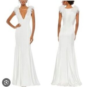 Mac Duggal
Feather Shoulder V-Neck Column Gown size 6 white NWT